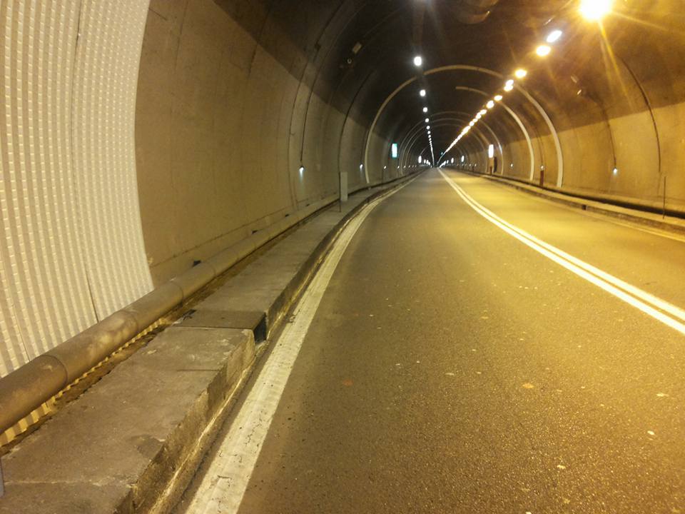 Galleria Porlezza Como con la grondaia e senza (3)