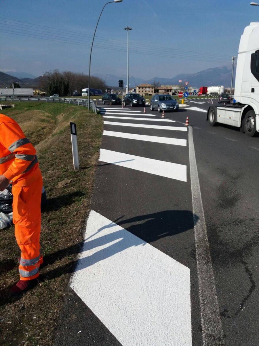 segnaletica orizzontale in bicomponente spatolato e rullato (6)