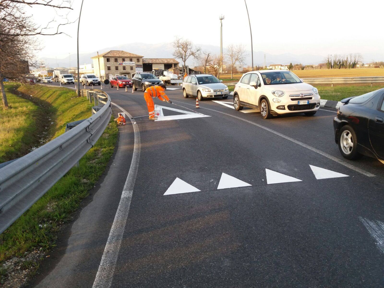 segnaletica orizzontale in bicomponente spatolato e rullato (7)